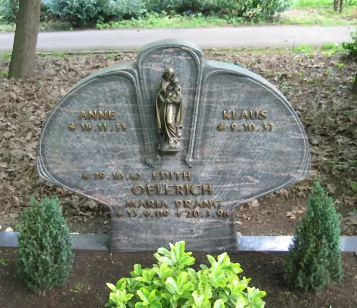 Breites Doppelgrabmal aus Granit mit Bronzefigur und Bronzebuchstaben