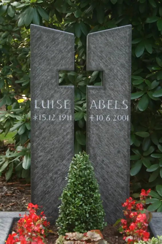 Zweiteiliges Grabmal mit ausgespartem Kreuz zwischen den beiden Stelen