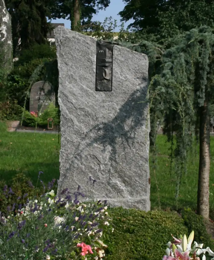 Bruchrauer Granitfindling mit eingelassener Bronzetafel
