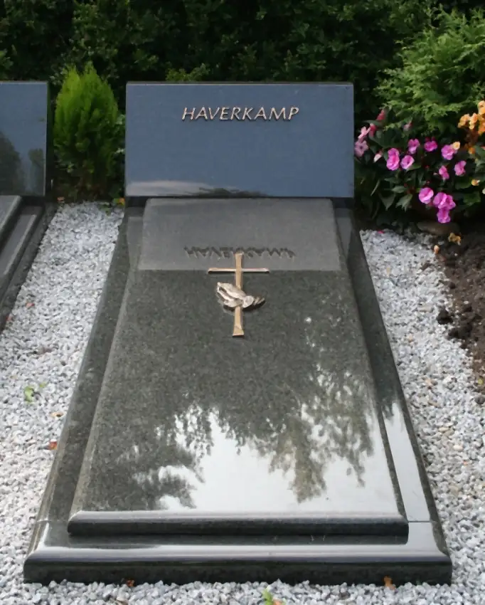 Pflegefreie Grabanlage aus dunklem Granit mit Abdeckplatte und Bronzekreuz